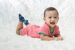 O bebê do sorriso está disparando no estúdio imagem da forma do bebê e da família O bebê bonito encontra-se para baixo em um tape imagem de stock royalty free O bebê do sorriso está disparando no estúdio imagem da forma do bebê e da família O bebê bonito encontra-se para baixo em um tape imagem de stock royalty free
