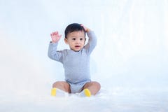 O bebê do sorriso está disparando no estúdio imagem da forma do bebê e da família O bebê bonito senta-se para baixo em um tapete fotos de stock royalty free O bebê do sorriso está disparando no estúdio imagem da forma do bebê e da família O bebê bonito senta-se para baixo em um tapete fotos de stock royalty free