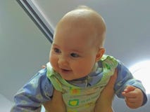 O bebê sob um teto foto de stock O bebê sob um teto foto de stock