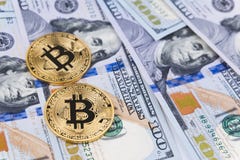 O bitcoin do ouro inventa em cem fundos das notas de dólar dos E.U. imagem de stock O bitcoin do ouro inventa em cem fundos das notas de dólar dos E.U. imagem de stock