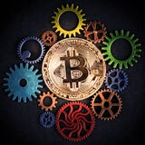 O bitcoin dourado que incandesce entre a roda denteada colorida roda o close up, formato quadrado imagens de stock royalty free O bitcoin dourado que incandesce entre a roda denteada colorida roda o close up, formato quadrado imagens de stock royalty free