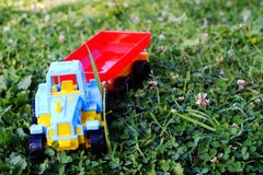 O brinquedo plástico das crianças o trator imagem de stock royalty free O brinquedo plástico das crianças o trator imagem de stock royalty free