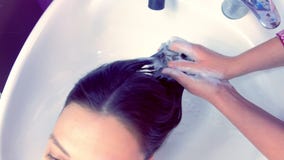 O cabelo do cliente da lavagem do barbeiro no sal?o de beleza no dissipador vídeos de arquivo O cabelo do cliente da lavagem do barbeiro no sal?o de beleza no dissipador vídeos de arquivo