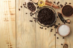 O café caseiro esfrega na cara e a bacia do corpo e os vários ingredientes para fazer esfregam em uma tabela de madeira Termas Co foto de stock royalty free O café caseiro esfrega na cara e a bacia do corpo e os vários ingredientes para fazer esfregam em uma tabela de madeira Termas Co foto de stock royalty free