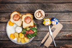 O café da manhã delicioso grande com ovos fritos, as batatas fritadas, salada fresca, presunto da galinha no pão e molho de creme fotos de stock O café da manhã delicioso grande com ovos fritos, as batatas fritadas, salada fresca, presunto da galinha no pão e molho de creme fotos de stock