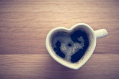 O café preto, café no coração deu forma ao copo Amor, o dia de Valentim, vintage foto de stock royalty free O café preto, café no coração deu forma ao copo Amor, o dia de Valentim, vintage foto de stock royalty free