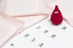 O calendário menstrual, almofadas e faz crochê a gota do sangue Foto médica da concepção Almofadas menstruais pelos dias críticos fotografia de stock O calendário menstrual, almofadas e faz crochê a gota do sangue Foto médica da concepção Almofadas menstruais pelos dias críticos fotografia de stock
