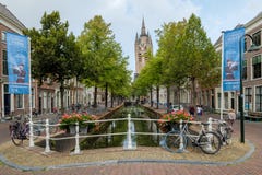 O canal o mais velho na louça de Delft, Países Baixos, com uma vista do leani foto de stock royalty free O canal o mais velho na louça de Delft, Países Baixos, com uma vista do leani foto de stock royalty free