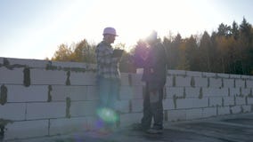 O capacete e os óculos de proteção de And Client In do construtor estão no canteiro de obras contra Sun vídeos de arquivo O capacete e os óculos de proteção de And Client In do construtor estão no canteiro de obras contra Sun vídeos de arquivo