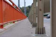 O cerco colorido da ponte da estrada na perspectiva convergente imagem de stock O cerco colorido da ponte da estrada na perspectiva convergente imagem de stock
