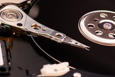 O close up abriu o disco rígido desmontado do computador, hdd com efeito do espelho imagem de stock O close up abriu o disco rígido desmontado do computador, hdd com efeito do espelho imagem de stock