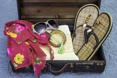 O close up da mala de viagem do vintage embalou para férias tropicais, curso imagem de stock O close up da mala de viagem do vintage embalou para férias tropicais, curso imagem de stock