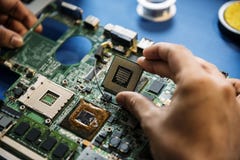 O close up das mãos com eletrônica do microprocessador do mainboard do computador parte imagem de stock royalty free O close up das mãos com eletrônica do microprocessador do mainboard do computador parte imagem de stock royalty free