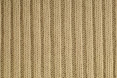 O close-up de um fragmento de uma malha com um fio característico tece knitwear fotografia de stock royalty free O close-up de um fragmento de uma malha com um fio característico tece knitwear fotografia de stock royalty free