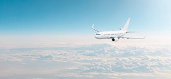 O cloudscape dos aviões de passageiro com avião branco está voando no céu nublado, opinião da noite do panorama fotografia de stock O cloudscape dos aviões de passageiro com avião branco está voando no céu nublado, opinião da noite do panorama fotografia de stock