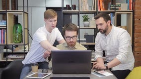 O colega de trabalho explica colegas suas ideias e estratégias no escritório filme O colega de trabalho explica colegas suas ideias e estratégias no escritório filme
