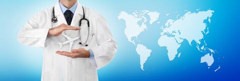 O conceito do seguro médico do curso, as mãos do doutor protege um avião no fundo azul com mapa, molde da bandeira da Web imagem de stock royalty free O conceito do seguro médico do curso, as mãos do doutor protege um avião no fundo azul com mapa, molde da bandeira da Web imagem de stock royalty free