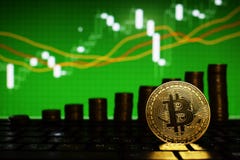 O conceito financeiro do crescimento com a escada dourada de Bitcoins em estrangeiros faz um mapa do fundo Dinheiro virtual imagens de stock royalty free O conceito financeiro do crescimento com a escada dourada de Bitcoins em estrangeiros faz um mapa do fundo Dinheiro virtual imagens de stock royalty free