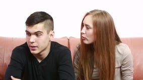 O conflito novo bonito dos pares que senta-se em um sofá discute infeliz filme O conflito novo bonito dos pares que senta-se em um sofá discute infeliz filme