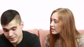 O conflito novo bonito dos pares que senta-se em um sofá discute infeliz filme O conflito novo bonito dos pares que senta-se em um sofá discute infeliz filme