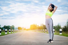 O corredor da jovem mulher aquece exterior Estilo de vida e esporte saudáveis imagens de stock O corredor da jovem mulher aquece exterior Estilo de vida e esporte saudáveis imagens de stock