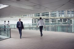 O corredor no prédio de escritórios moderno foto de stock O corredor no prédio de escritórios moderno foto de stock