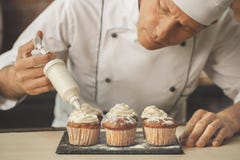 O cozimento do cozinheiro chefe da padaria coze no profissional da cozinha Imagem de Stock O cozimento do cozinheiro chefe da padaria coze no profissional da cozinha Imagem de Stock