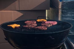 O cozinheiro chefe com a faca, cortando o pão do Hamburger para a multidão Em particular os molhos baseados na maionese, alcançam imagem de stock O cozinheiro chefe com a faca, cortando o pão do Hamburger para a multidão Em particular os molhos baseados na maionese, alcançam imagem de stock
