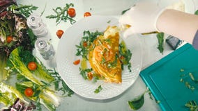 O cozinheiro derrama o óleo na omeleta O cozinheiro derrama o óleo na omeleta
