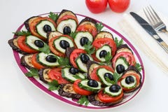O ` da cauda do ` s do pavão do ` do petisco das beringelas, dos tomates, dos pepinos e de azeitonas pretas é ficado em um fundo fotografia de stock royalty free O ` da cauda do ` s do pavão do ` do petisco das beringelas, dos tomates, dos pepinos e de azeitonas pretas é ficado em um fundo fotografia de stock royalty free