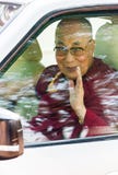 14o Dalai Lama dentro de um carro, acenando aos povos fotos de stock royalty free 14o Dalai Lama dentro de um carro, acenando aos povos fotos de stock royalty free