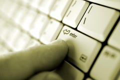 O dedo incorpora sobre a chave imagem de stock O dedo incorpora sobre a chave imagem de stock