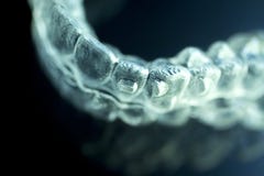 O dente dental dos alinhadores suporta cintas invisíveis fotografia de stock O dente dental dos alinhadores suporta cintas invisíveis fotografia de stock