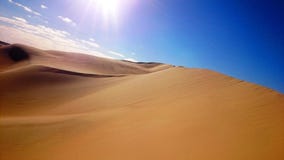 O deserto encontra o céu azul imagens de stock royalty free O deserto encontra o céu azul imagens de stock royalty free
