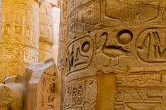 O detalhe das colunas no templo de Karnak em Luxor, Egipto foto de stock O detalhe das colunas no templo de Karnak em Luxor, Egipto foto de stock