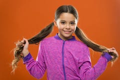 O dia das crianças Retrato da criança pequena feliz Menina feliz com cabelo longo Forma e sportswear da criança Menina pequena fotografia de stock royalty free O dia das crianças Retrato da criança pequena feliz Menina feliz com cabelo longo Forma e sportswear da criança Menina pequena fotografia de stock royalty free