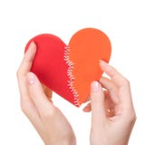 O dia do Valentim costurou o coração nas mãos da mulher imagens de stock royalty free O dia do Valentim costurou o coração nas mãos da mulher imagens de stock royalty free