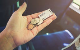 O dinheiro de Japão muitos inventa o pagamento disponivel no ônibus, bilhetes de ônibus local em h fotografia de stock royalty free O dinheiro de Japão muitos inventa o pagamento disponivel no ônibus, bilhetes de ônibus local em h fotografia de stock royalty free