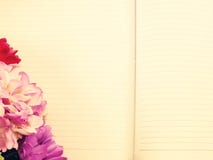O diário do livro de nota e o bouqet bonito da flor com vintage filtram fotos de stock O diário do livro de nota e o bouqet bonito da flor com vintage filtram fotos de stock