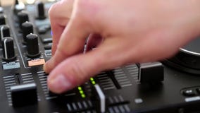 O DJ consola O DJ consola