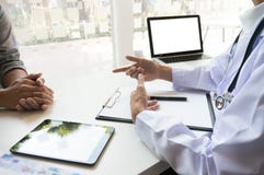 o doutor da medicina explica o diagnóstico à terra arrendada e ao sho da equipe do doutor imagens de stock o doutor da medicina explica o diagnóstico à terra arrendada e ao sho da equipe do doutor imagens de stock