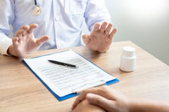 O doutor ou o farmacêutico à intenção da fatura param a proibição das drogas ao paciente fotos de stock O doutor ou o farmacêutico à intenção da fatura param a proibição das drogas ao paciente fotos de stock