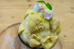 O Durian de Bingsu com gelado serviu com leite condensado imagem de stock royalty free O Durian de Bingsu com gelado serviu com leite condensado imagem de stock royalty free