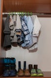 O ` elegante brilhante s das crianças veste-se no armário imagens de stock O ` elegante brilhante s das crianças veste-se no armário imagens de stock