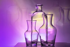 O esboço de dois vasos e garrafas de vidro em um roxo brilhante e fundo colorido amarelo, disposição horizontal foto de stock O esboço de dois vasos e garrafas de vidro em um roxo brilhante e fundo colorido amarelo, disposição horizontal foto de stock