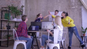 O escritório para negócios moderno, trabalhadores criativos novos dá boas-vindas ao empregado novo e a dar-se cinco altos video estoque O escritório para negócios moderno, trabalhadores criativos novos dá boas-vindas ao empregado novo e a dar-se cinco altos video estoque