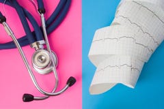 O estetoscópio e a fita médicos do eletrocardiograma com pulso seguem no fundo de duas cores: azul e rosa Conceito do diâmetro mé Imagem de Stock O estetoscópio e a fita médicos do eletrocardiograma com pulso seguem no fundo de duas cores: azul e rosa Conceito do diâmetro mé Imagem de Stock