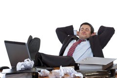 O executivo novo relaxa com pés na mesa imagens de stock royalty free O executivo novo relaxa com pés na mesa imagens de stock royalty free