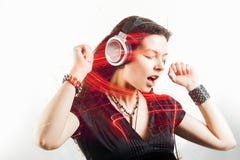 O f? da menina canta e dan?a a escuta a m?sica A mulher moreno nova em fones de ouvido grandes aprecia a m?sica fotos de stock royalty free O f? da menina canta e dan?a a escuta a m?sica A mulher moreno nova em fones de ouvido grandes aprecia a m?sica fotos de stock royalty free
