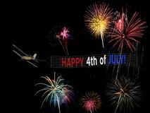 4o feliz do voo da bandeira e do plano de julho com exposição dos fogos-de-artifício para o Dia da Independência Fotografia de Stock Royalty Free